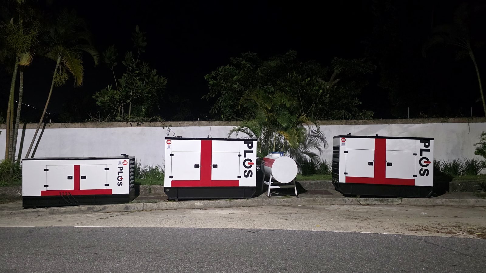 Locação de geradores para evento corporativo no Joá com distribuição elétrica, tanque externo e iluminação de quadra de tênis