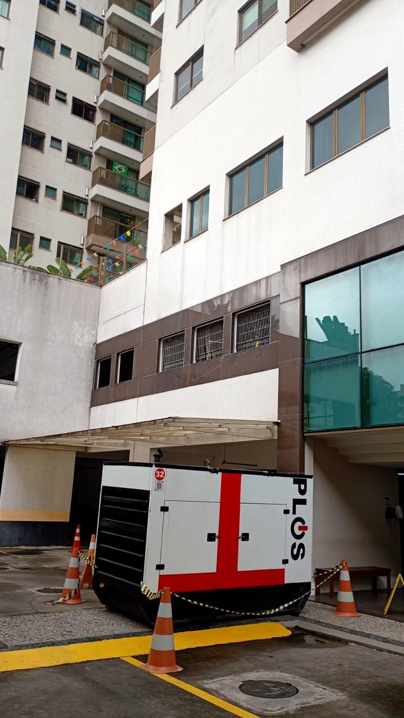 Gerador da Plus energizando bloco do Condomínio Bela Tijuca durante o corte programado