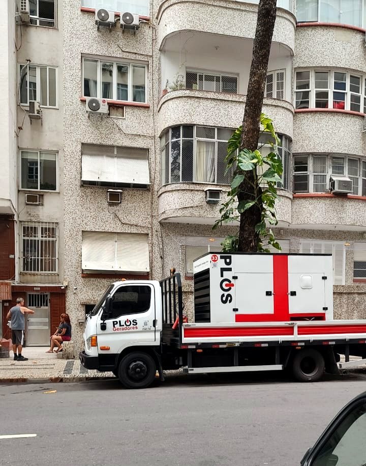 Gerador 150 kVA da Plus Geradores em frente a prédio residencial durante emergência em Copacabana, Rio de Janeiro