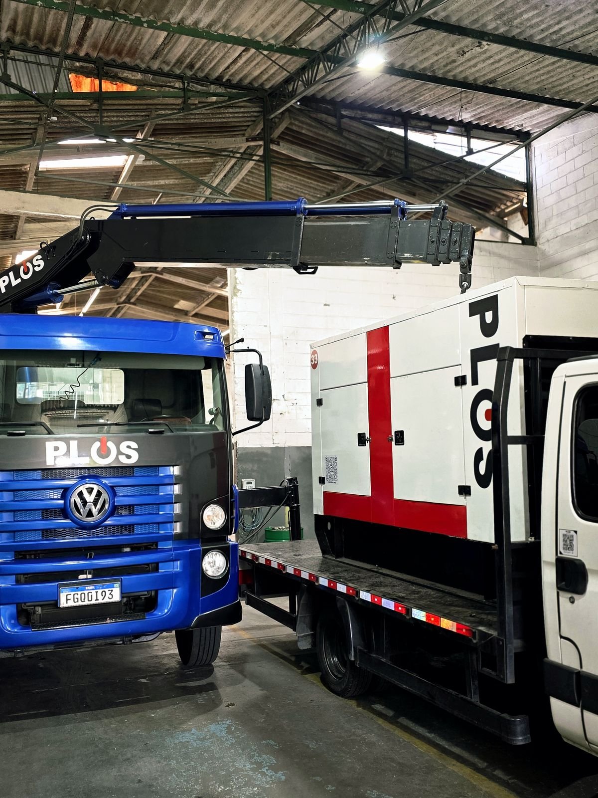 Plus Geradores — frota própria com caminhão guindaste e geradores no galpão