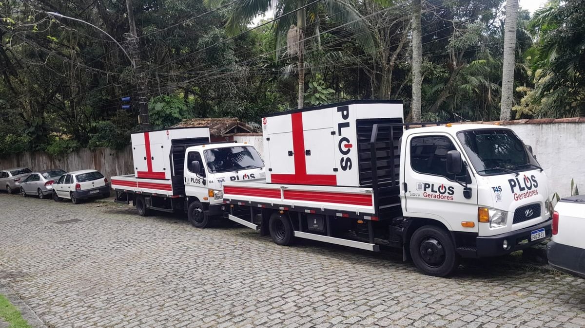 Frota Plus Geradores no Rio de Janeiro — três caminhões com geradores