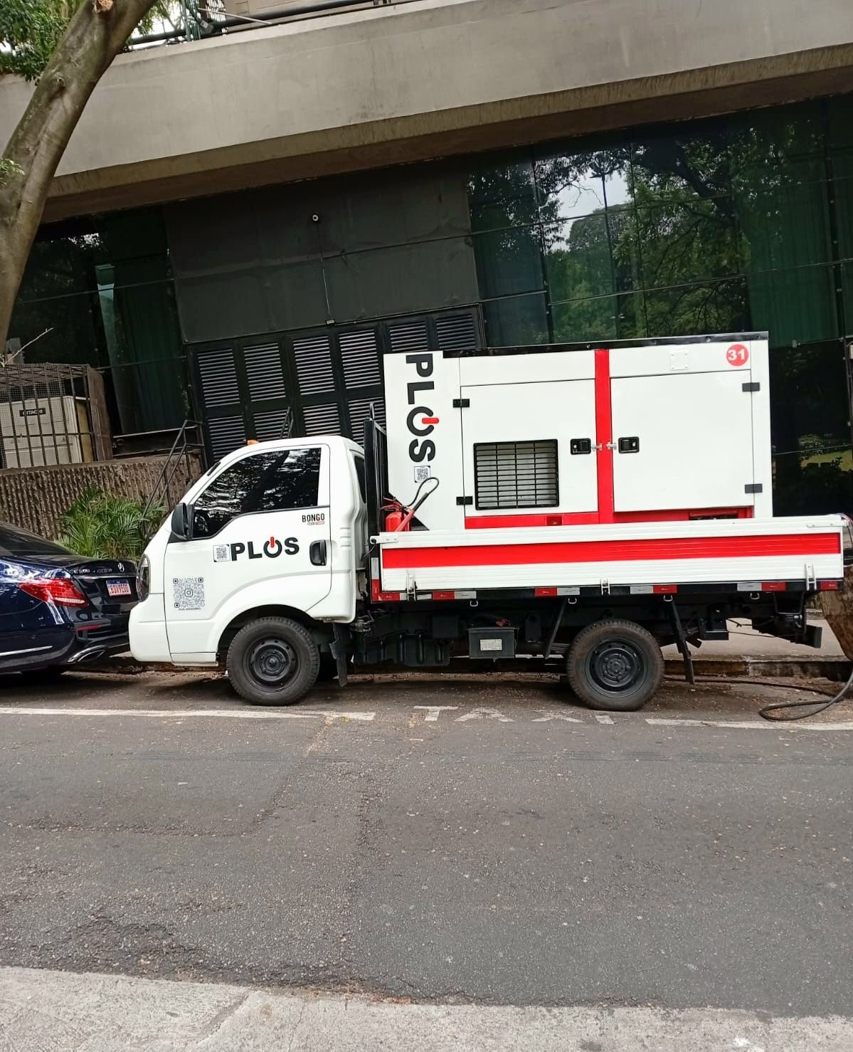 Plus Geradores — gerador instalado em prédio corporativo moderno