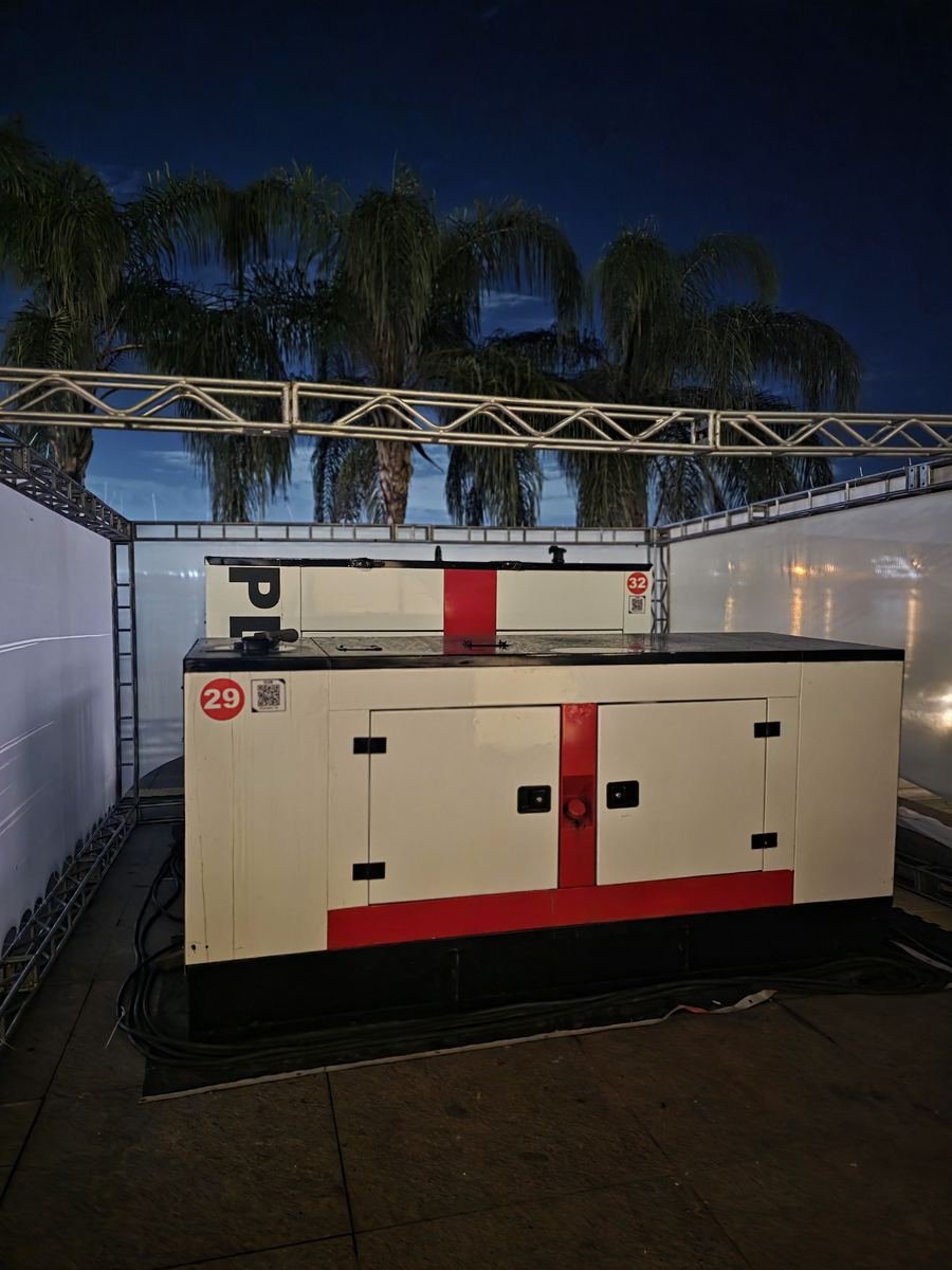 Gerador silencioso de 150 kVA em evento noturno no Rio de Janeiro