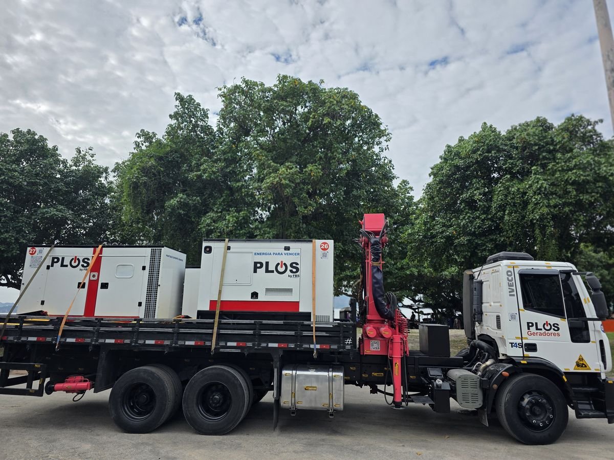 Caminhão Plus Geradores transportando geradores para evento no Rio de Janeiro